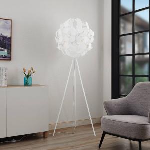 Lindby Varika piantana con paralume sferico bianco